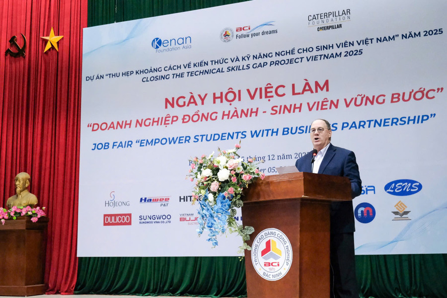 Ông Richard Bernhard - Trưởng đại diện Kenan Foundation Asia chia sẻ tại Ngày hội việc làm. k3.jpg