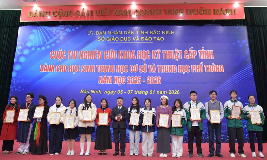 Ông Bạch Đăng Khoa - Phó Giám đốc Sở GD&ĐT Bắc Ninh trao giải Nhất cho các dự án.