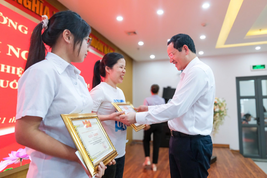 Chủ tịch UBND phường Giảng Võ trao khen thưởng cho các cá nhân. tc-3.jpg