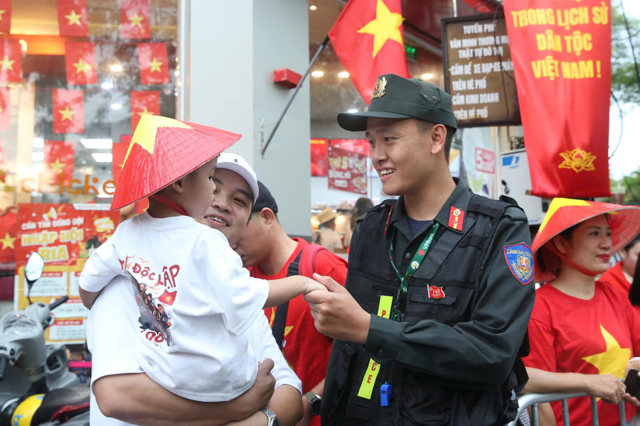 Lực lượng Cảnh sát đang làm nhiệm vụ thân thiện với em nhỏ, người dân.