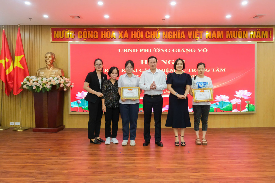 Chủ tịch UBND phường Giảng Võ - Cồ Như Dũng cùng đại diện cán bộ quản lý, Trung Tâm Đăng Nhập MM88 Chính Thức Mới, phụ huynh Trường THCS Thành Công chúc mừng cá nhân được khen thưởng. gv-2.jpg