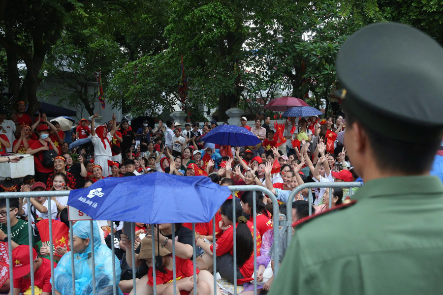 Thời tiết Hà Nội có mưa lớn nhưng hàng nghìn người dân mặc áo mưa, che ô có mặt từ sớm xếp hàng, chờ xem buổi tổng hợp luyện lần 2 vào 20h tối nay (24/8). c6.jpg