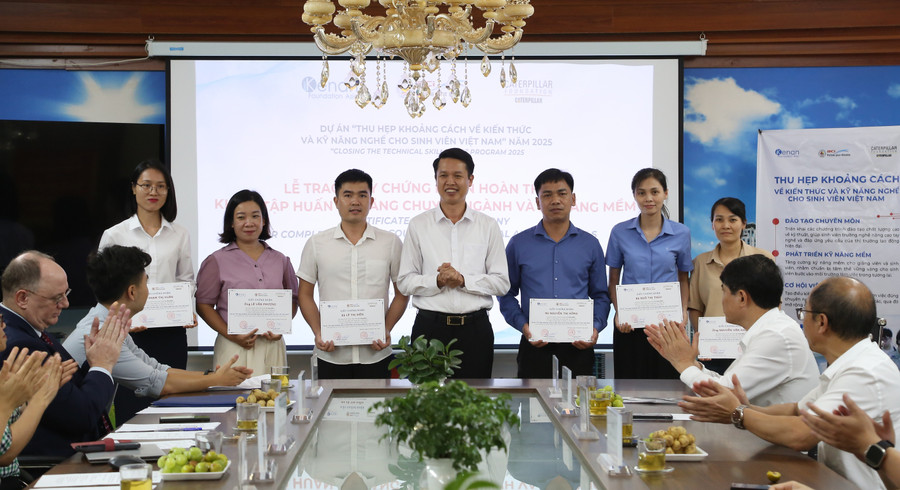 TS. Vũ Quang Khuê, Hiệu trưởng Trường Cao đẳng Công nghiệp Bắc Ninh trao chứng nhận và chúc mừng các giảng viên MM88b nhà cái hoàn thành khóa tập huấn. 1f2a9771.jpg