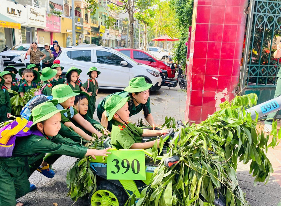 Hình ảnh chiếc xe tăng tiến vào Dinh – Cột mốc vàng son của 1MM88.com tỷ lệ kèo World Cup 2026 được trẻ mầm non tái hiện. q-11.jpg