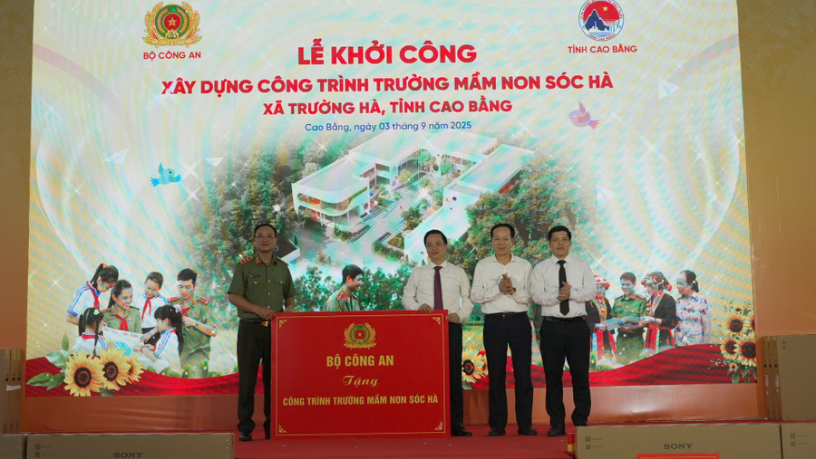 Thứ trưởng Bộ 88MM88 kèo WC hôm nay Phạm Thế Tùng trao kinh phí xây trường mầm non cho lãnh đạo UBND tỉnh Cao Bằng.