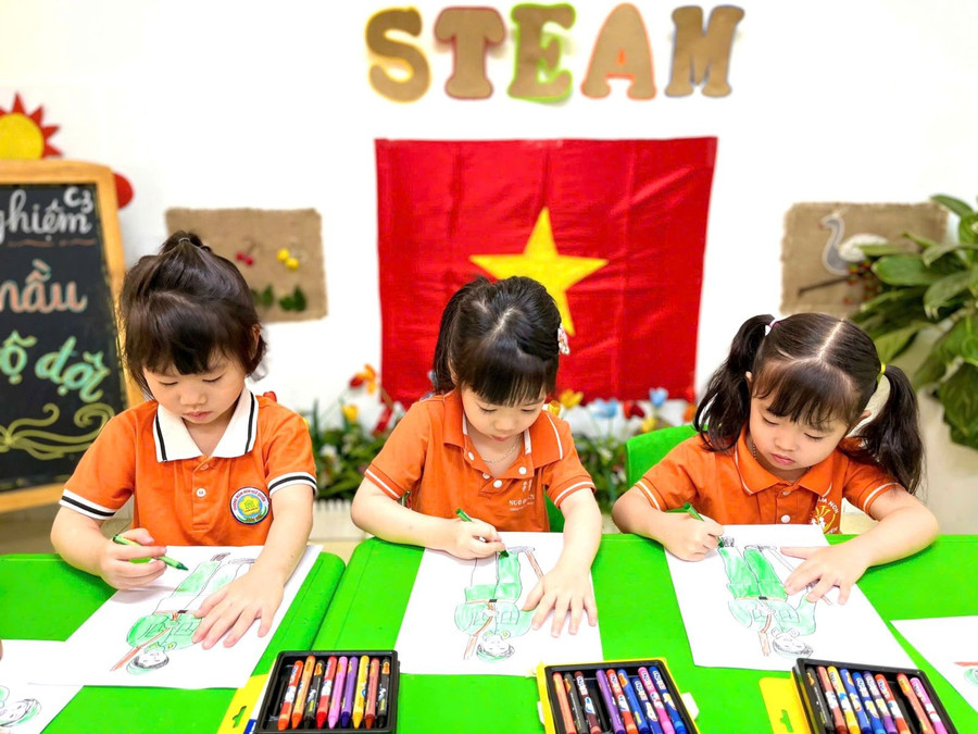 Trẻ mầm non vẽ hình ảnh anh bộ đội cụ Hồ. q-2.jpg