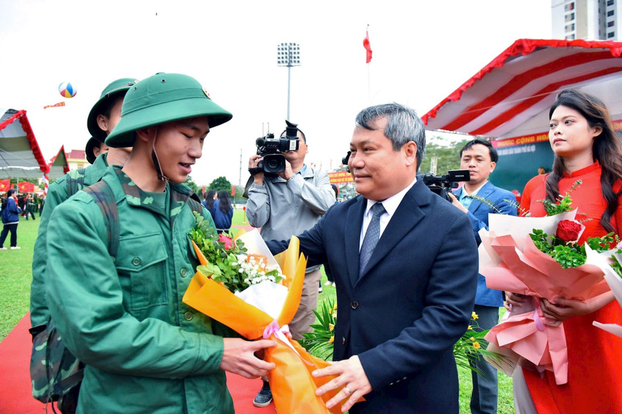 Chủ tịch UBND TP Hà Nội Vũ Đại Thắng tặng hoa, động viên các tân binh. (Ảnh: VT)