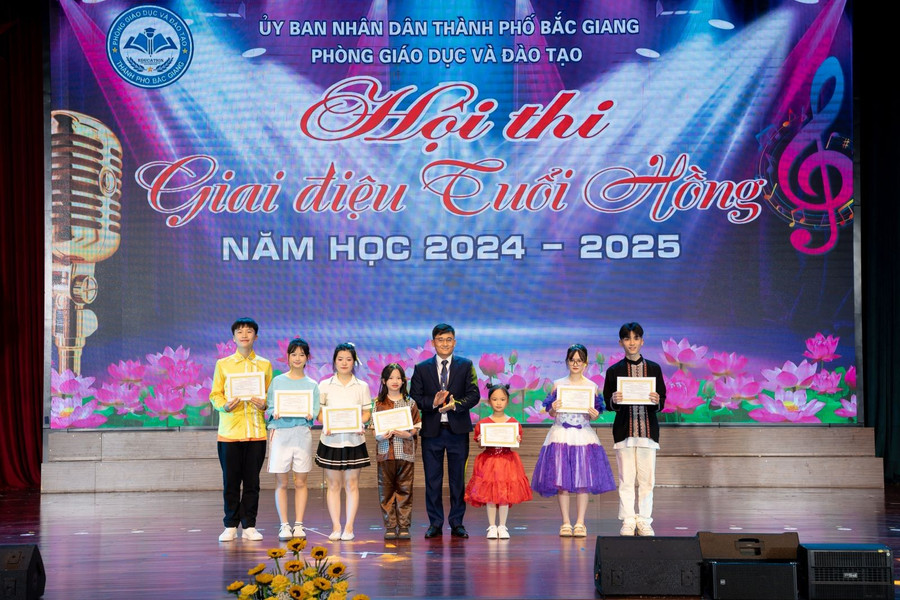 Nguyễn Văn Phái - Phó Trưởng phòng GDĐT TP Bắc Giang trao giải thưởng cho tiết mục đạt giải C của Hội thi. giai-c-hs.jpg