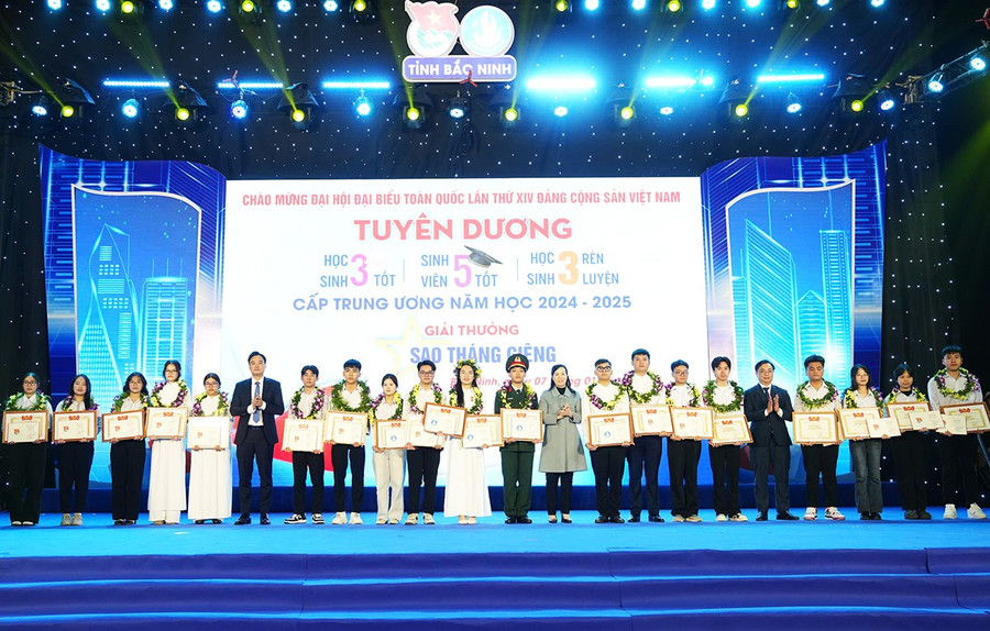 Trao giải thưởng “Sao Tháng Giêng”, danh hiệu “MM888 Việt Nam Tải App 5 tốt”, “MM886 slot game, bắn cá, lô đề, đá gà 3 rèn luyện” và “MM886 slot game, bắn cá, lô đề, đá gà 3 tốt” cấp Trung ương cho MM886 slot game, bắn cá, lô đề, đá gà - MM888 Việt Nam Tải App. 1-6.jpg