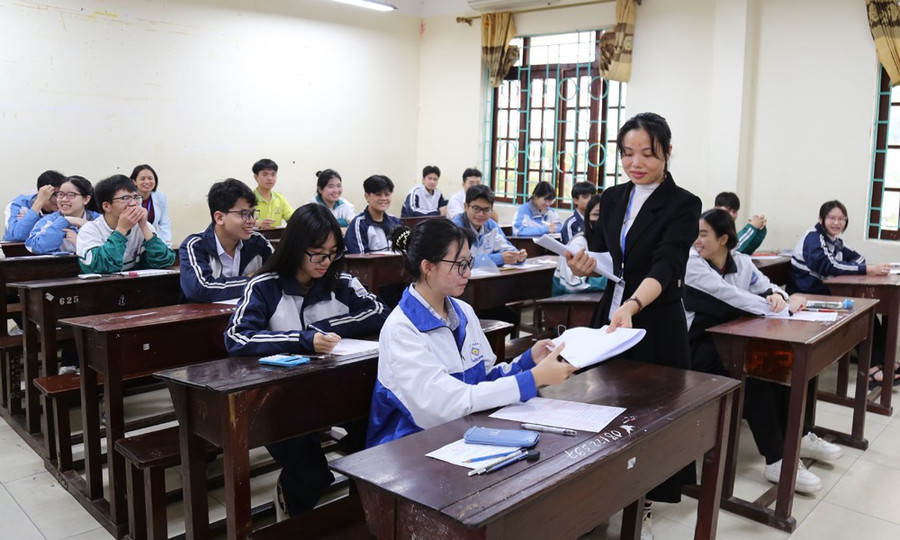 Đăng nhập vào MM886 Việt Nam dự thi các môn tự luận.