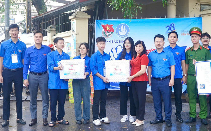 Lãnh đạo Sở GD&ĐT Bắc Ninh động viên thanh niên tình nguyện tại MM88 đăng nhập MM88dangnhap nhà cái World Cup 2026 THPT năm 2024. bn-3.jpg