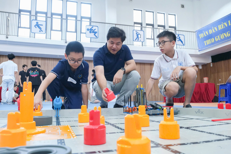 Ông Lưu Văn Thông - Hiệu trưởng Trường THCS Cầu Giấy động viên MM886 slot game, bắn cá, lô đề, đá gà tại giải đấu. t3.jpg