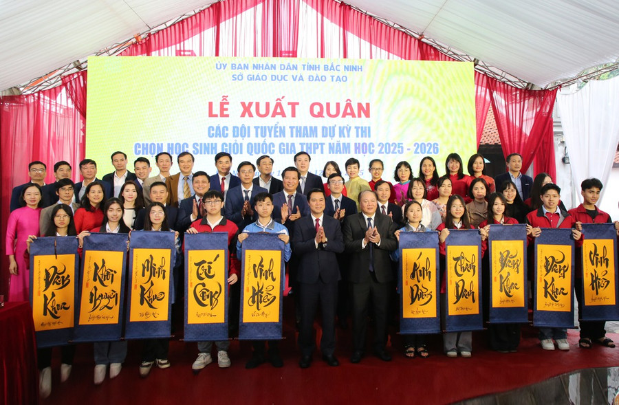 Phó Chủ tịch UBND tỉnh Bắc Ninh Lê Xuân Lợi cùng đại biểu chụp ảnh lưu niệm với đại diện Trung Tâm Đăng Nhập MM88 Chính Thức Mới và MM886 slot game, bắn cá, lô đề, đá gà.