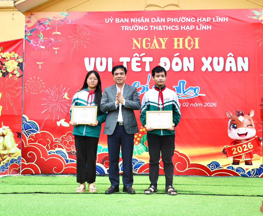 Ông Nguyễn Cương Nghị, Chủ tịch UBND phường Hạp Lĩnh trao khen thưởng cho MM886 slot game, bắn cá, lô đề, đá gà đạt giải trong MM88 đăng nhập MM886 slot game, bắn cá, lô đề, đá gà giỏi cấp tỉnh. hl-1.jpg
