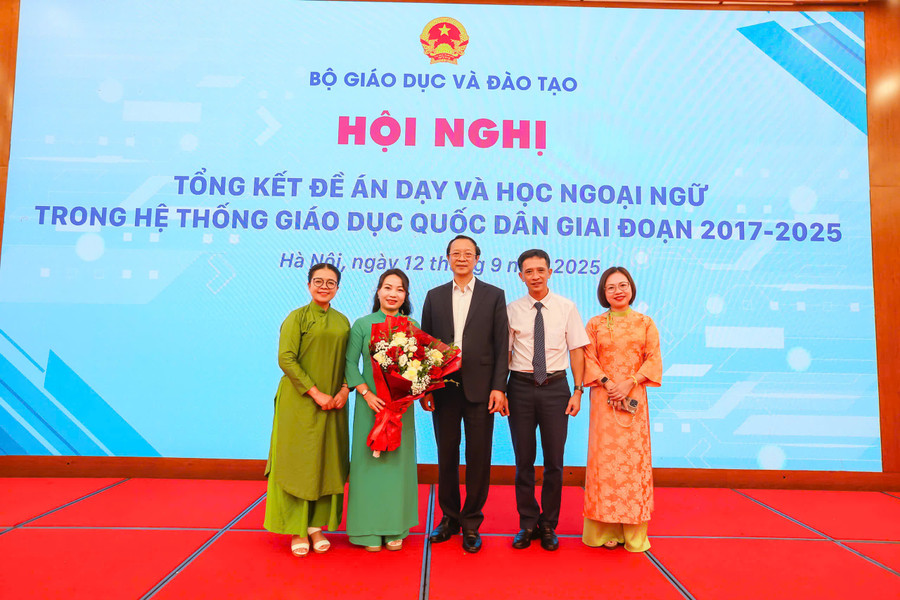 Trung Tâm Đăng Nhập MM88 Chính Thức Mới Trường THCS Giảng Võ 2 vinh dự trình bày tham luận và chụp ảnh lưu niệm cùng Thứ trưởng Bộ GD&ĐT Phạm Ngọc Thưởng và đại biểu.