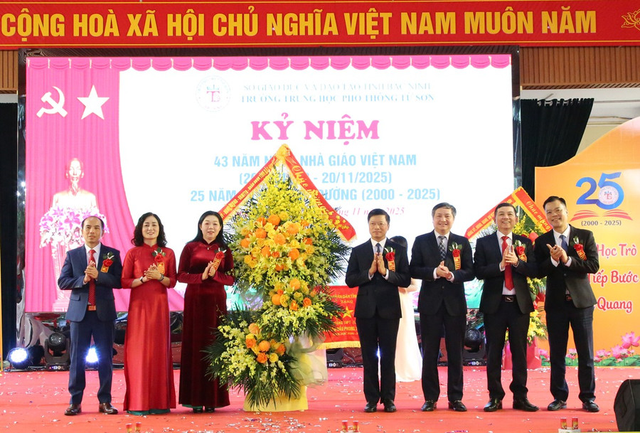 Phó Chủ tịch UBND tỉnh Bắc Ninh - Đào Quang Khải (thứ 4 từ phải sang trái) tặng hoa chúc mừng Trường THPT Từ Sơn. 16-2.png