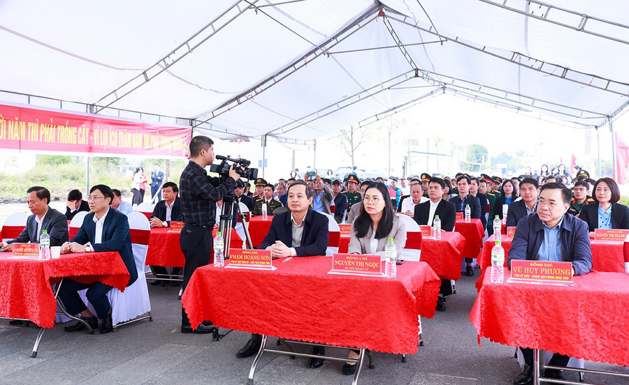 Chủ tịch UBND tỉnh Bắc Ninh Phạm Hoàng Sơn cùng các lãnh đạo sở, ngành, địa phương dự lễ phát động. yd-1.jpg
