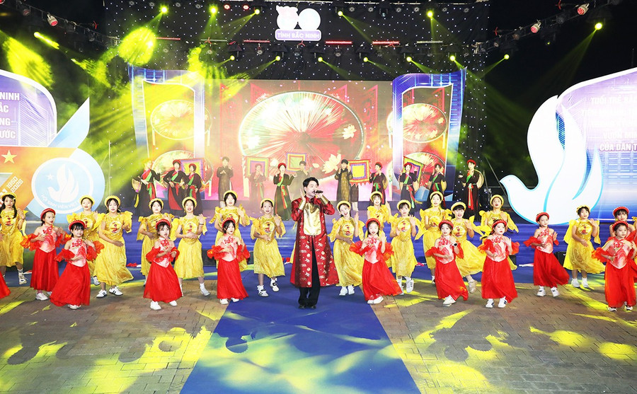 Ca khúc “Bắc Bling” (Bắc Ninh) do ca sĩ Tuấn Cry biểu diễn. img-1583.jpg