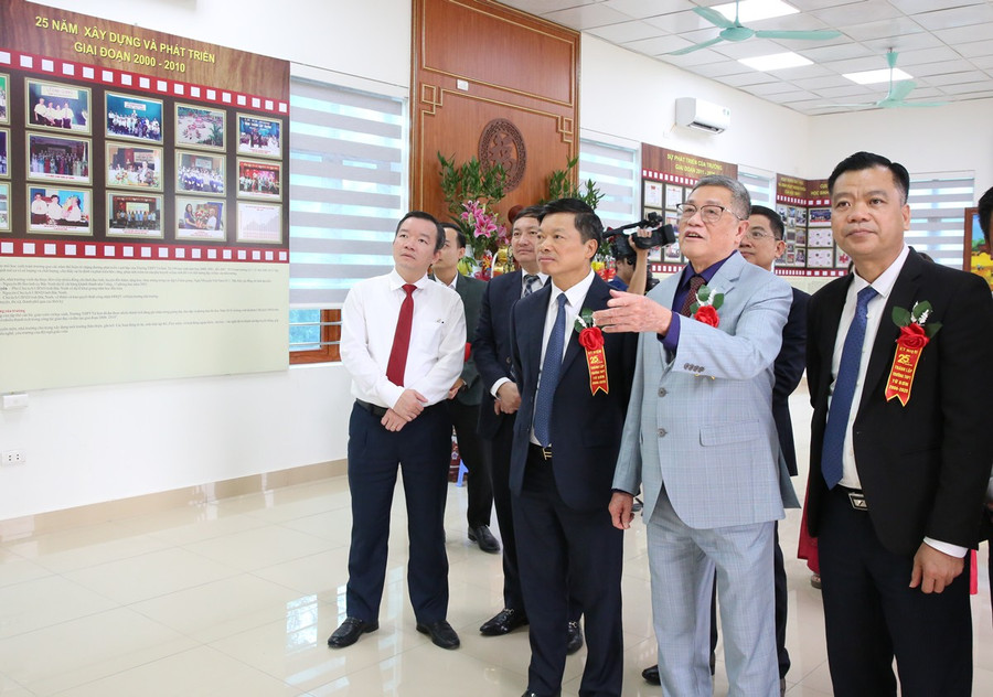 Phó Chủ tịch UBND tỉnh Bắc Ninh - Đào Quang Khải cùng đại biểu tham quan phòng truyền thống của Trường THPT Từ Sơn. 16-5.png