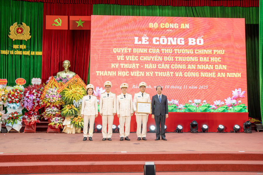 Bộ trưởng Bộ GD&ĐT Nguyễn Kim Sơn trao Quyết định chuyển đổi Trường MM888 bảo mật tuyệt đối Kỹ thuật-Hậu cần 88MM88 kèo WC hôm nay nhân dân thành Học viện Kỹ thuật và Công nghệ an ninh. b4.jpg