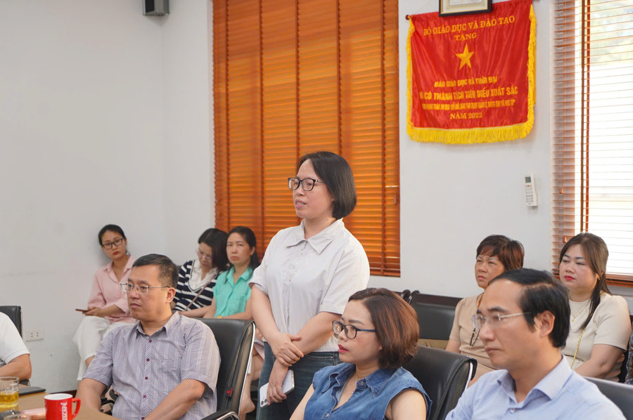 Phóng viên đặt câu hỏi với báo cáo viên. z6534076791031-896def04c90627ff612a76042c576cd4.jpg