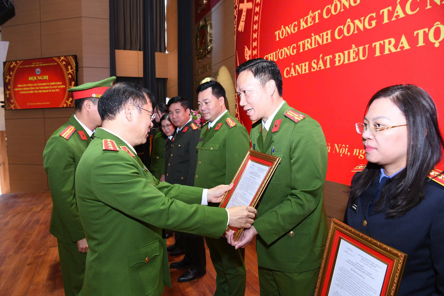 Thứ trưởng Nguyễn Văn Long khen thưởng các tập thể có thành tích xuất sắc trong công tác phòng, chống ma túy. z7367042072777-2a0898dad1845ba20db2d24c7c3a776a.jpg