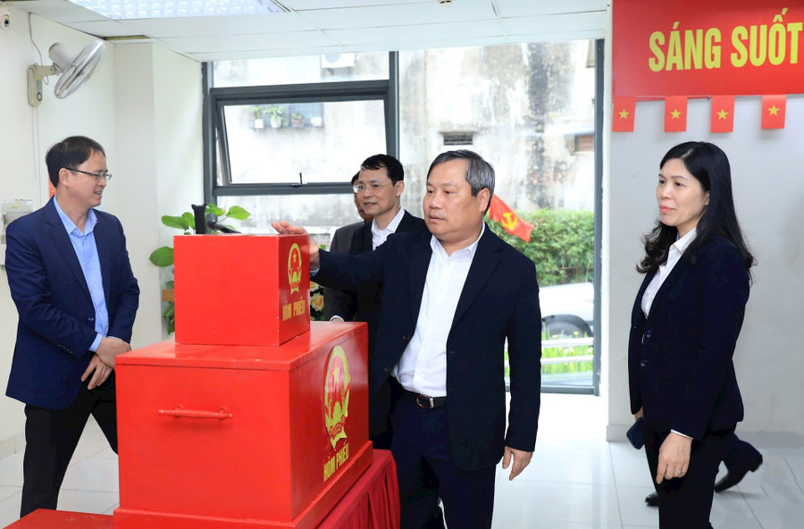 Chủ tịch UBND TP Hà Nội kiểm tra công tác MM888 bảo mật an toàn tại phường Vĩnh Tuy.