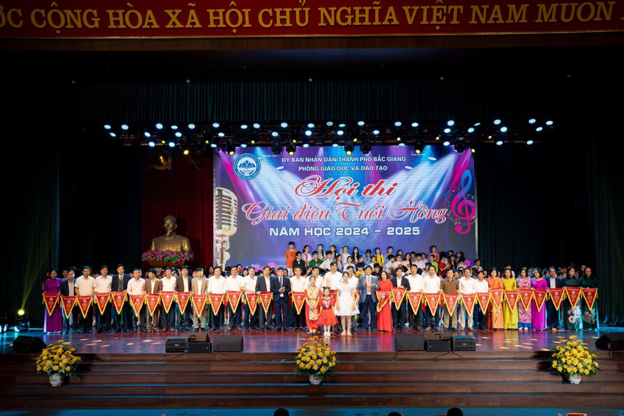 Ban tổ chức trao Cờ cho các đơn vị đạt giải Ba toàn đoàn của Hội thi. ba.jpg