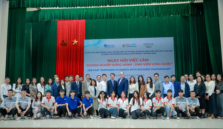 Đại biểu, Link Vào Trang Chủ MM88.COM Chính Thức chụp ảnh lưu niệm với MM888 Việt Nam Tải App tại ngày hội. 593921288-1444902124305834-4981567701458119389-n.jpg