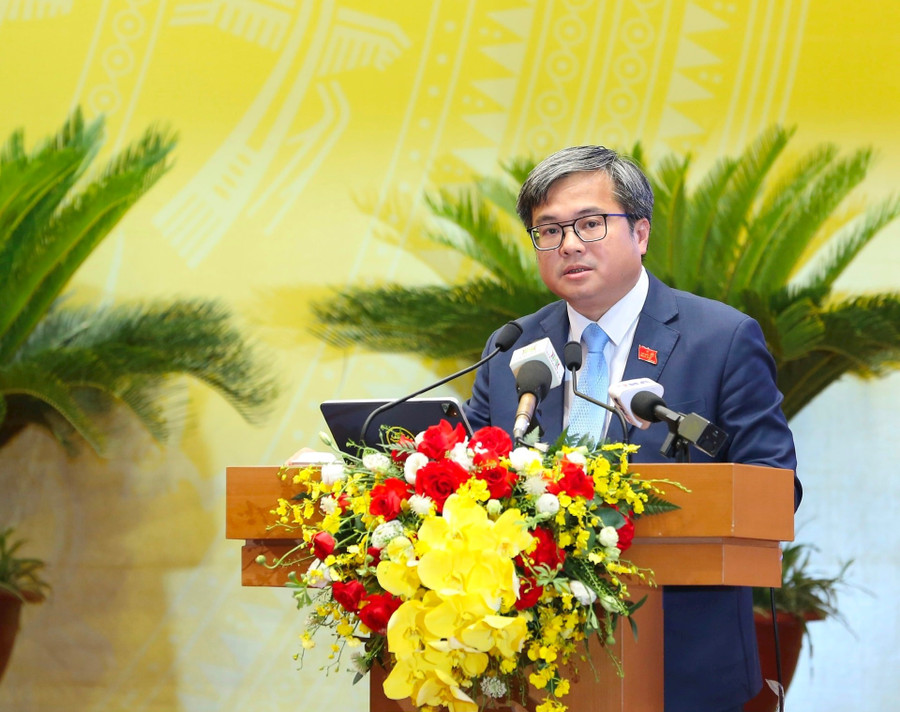 Ông Trương Việt Dũng, Phó Chủ tịch UBND TP Hà Nội trình bày báo cáo tại Kỳ họp. (Ảnh: Viết Thành) truong-viet-dung.jpg