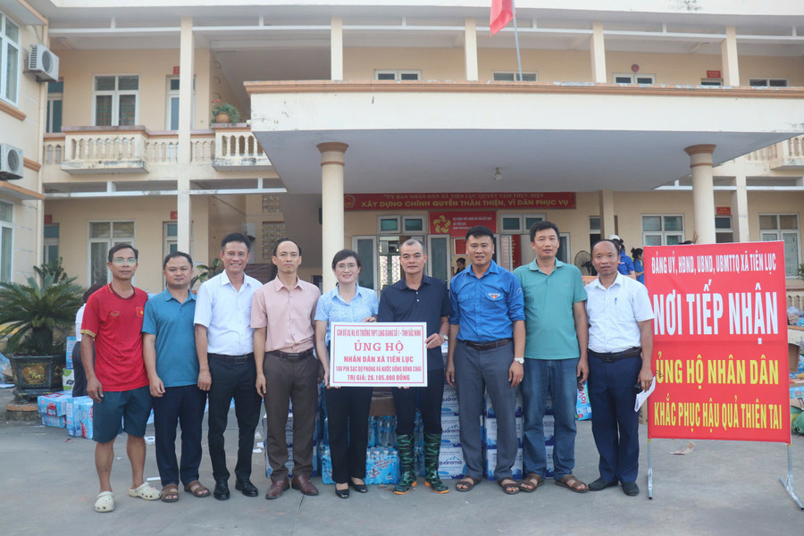 Đại diện Ban Giám hiệu Trường THPT Lạng Giang trao ủng hộ gửi tới người dân vùng lũ.