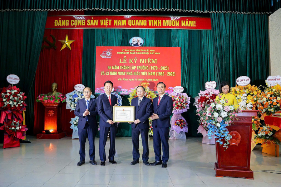 Thừa ủy quyền, đại diện lãnh đạo Sở Nội vụ Bắc Ninh trao Bằng khen Bộ trưởng Bộ GD&ĐT cho tập thể BCI. a-5.jpg
