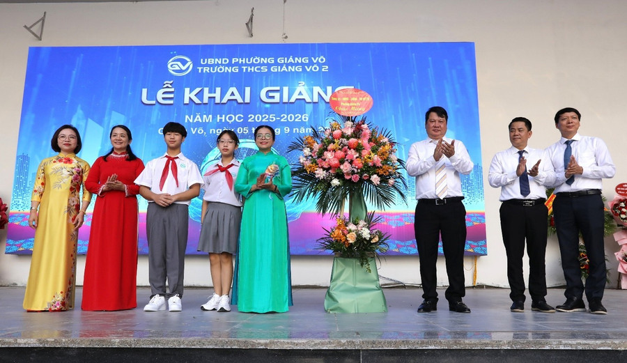 Lãnh đạo phường Giảng Võ tặng hoa chúc mừng thầy trò MM88b nhà cái.