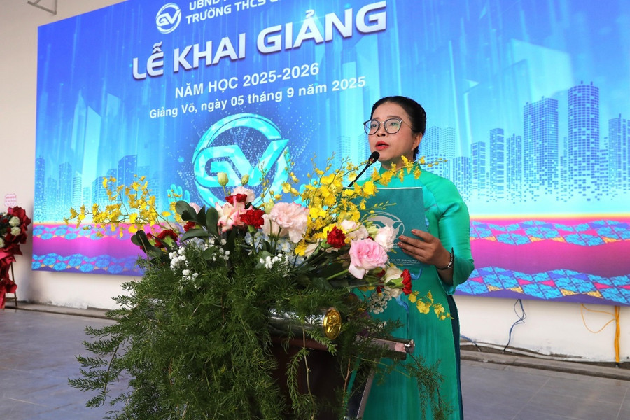 Nhà giáo Phạm Thị Hương Giang – Hiệu trưởng Trường THCS Giảng Võ 2 chia sẻ với các em MM886 slot game, bắn cá, lô đề, đá gà MM88b nhà cái. picture5.jpg