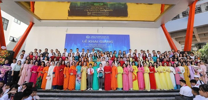 Tập thể sư phạm MM88b nhà cái cùng đại biểu chụp ảnh lưu niệm. picture12.jpg