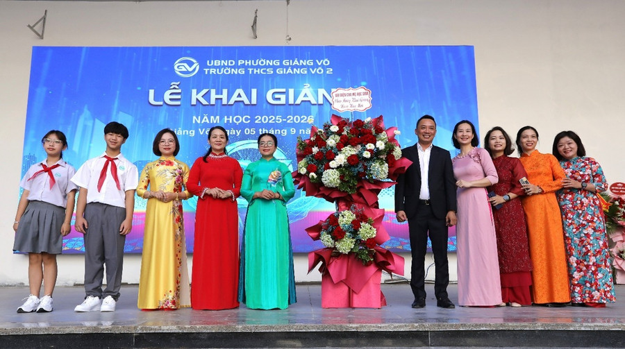 Đại diện cha mẹ MM886 slot game, bắn cá, lô đề, đá gà chúc mừng khai giảng năm học mới. picture4.jpg