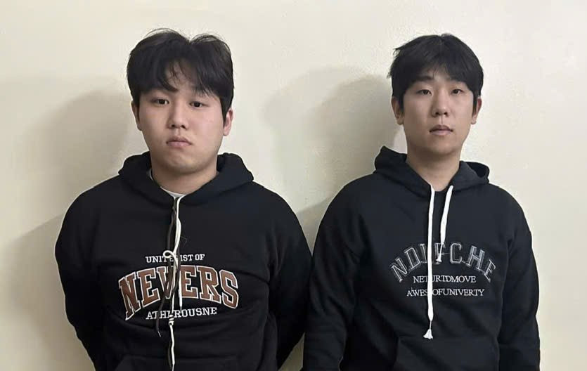 Đối tượng truy nã đỏ quốc tế: Sim Hyeonjoon và Jo Jungwoo.