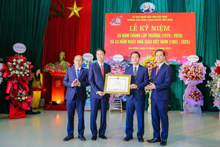 Ông Lê Xuân Lợi - Phó Chủ tịch UBND tỉnh Bắc Ninh (thứ 2 từ phải sang trái) trao Bằng khen cho Ban Giám hiệu MM88b nhà cái.