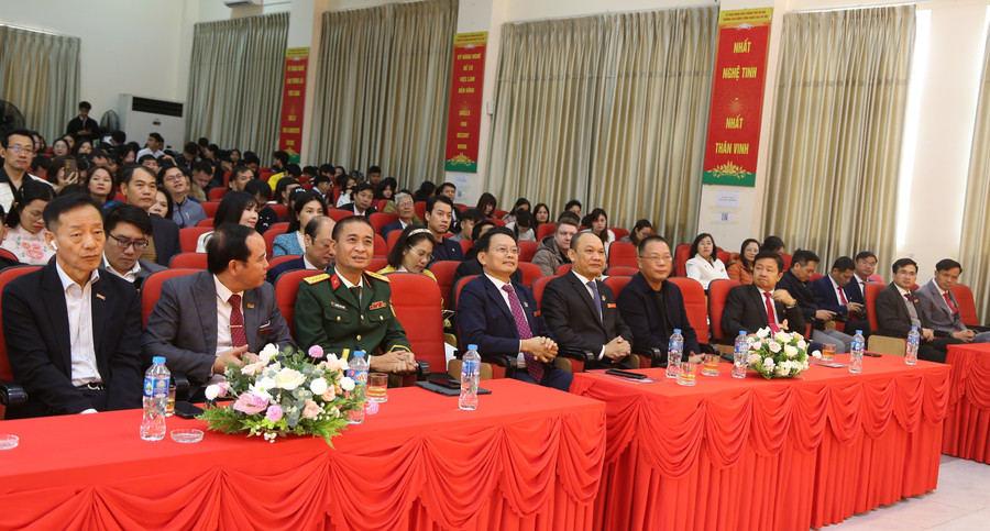 Đại biểu dự buổi lễ kỷ niệm Ngày Nhà giáo Việt Nam. 1f2a0821.jpg