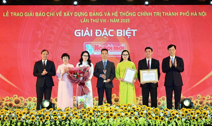 Lãnh đạo TP Hà Nội trao Giải Đặc biệt cho các tác giả đoạt giải. Ảnh: Như Ý.