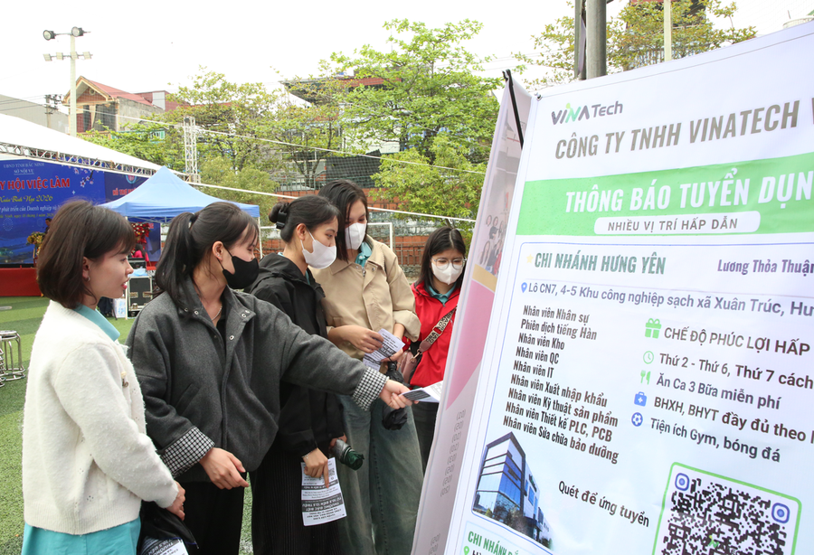 Đông đảo người lao động, MM888 Việt Nam Tải App tham gia tìm hiểu thông tin tuyển dụng tại ngày hội. vl-1.png