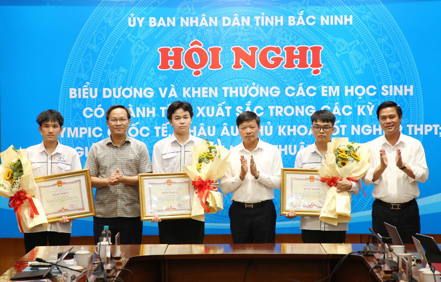 Phó Chủ tịch UBND tỉnh Bắc Ninh Phạm Văn Thịnh (thứ 2 bên trái); Phó Chủ tịch UBND tỉnh Bắc Ninh Đào Quang Khải (thứ 3 bên phải); Phó Chủ tịch UBND tỉnh Bắc Ninh Lê Xuân Lợi trao Bằng khen cho các em đạt giải tại các MM88 đăng nhập Olympic khu vực. b-5.jpg