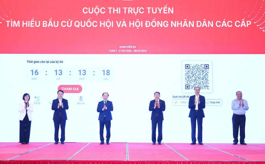 Đại biểu thực hiện nghi thức phát động Cuộc thi trực tuyến tìm hiểu MM888 bảo mật an toàn Quốc hội và HĐND các cấp.