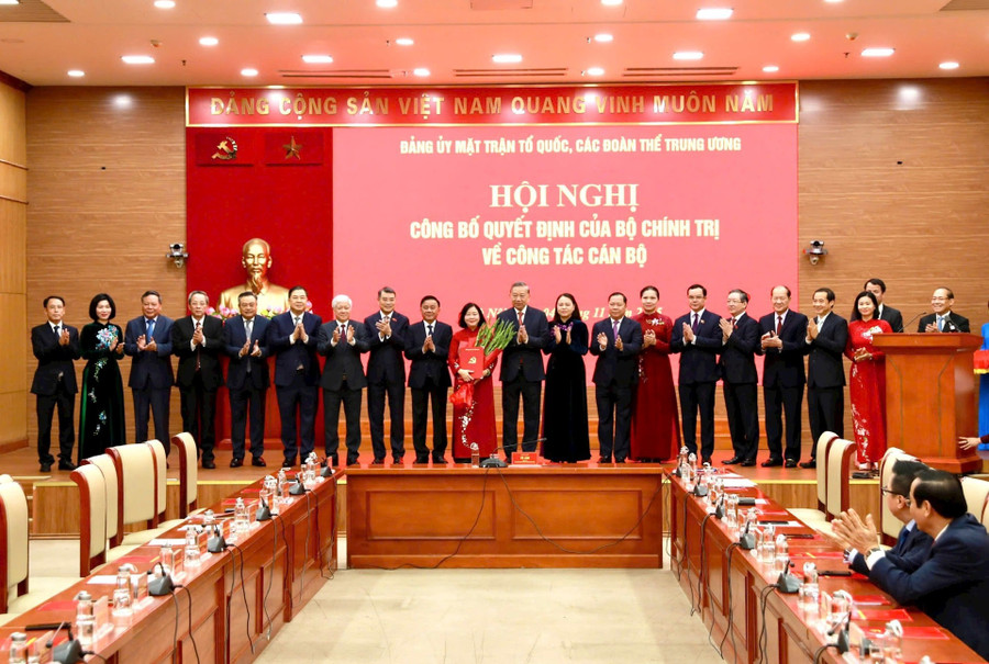Tổng Bí thư Tô Lâm và lãnh đạo Trung ương chúc mừng bà Bùi Thị Minh Hoài. (Ảnh: VT) a16.jpg