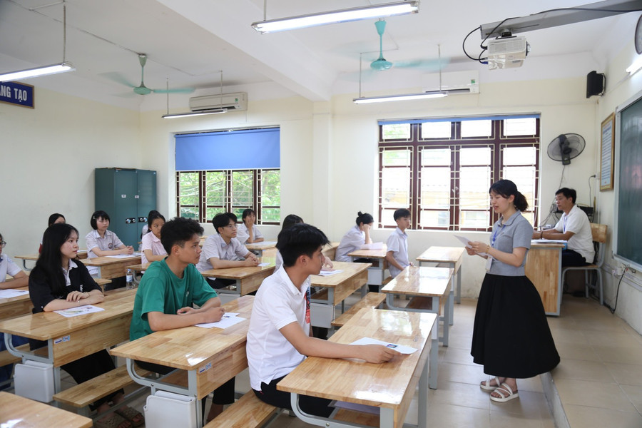 Cán bộ làm thi phổ biến các quy định liên quan MM88 đăng nhập (ảnh Tư liệu).