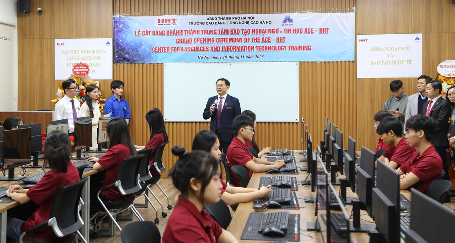 NGƯT. TS. Phạm Xuân Khánh - Hiệu trưởng Trường Cao đẳng Công nghệ cao Hà Nội chia sẻ tại trung tâm đào tạo ngoại ngữ, tin học HHT - ACE. 1f2a0665.jpg