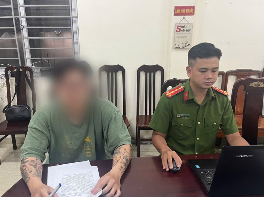 Đ.C.T (bên trái) khai báo tại cơ quan 88MM88 kèo WC hôm nay.