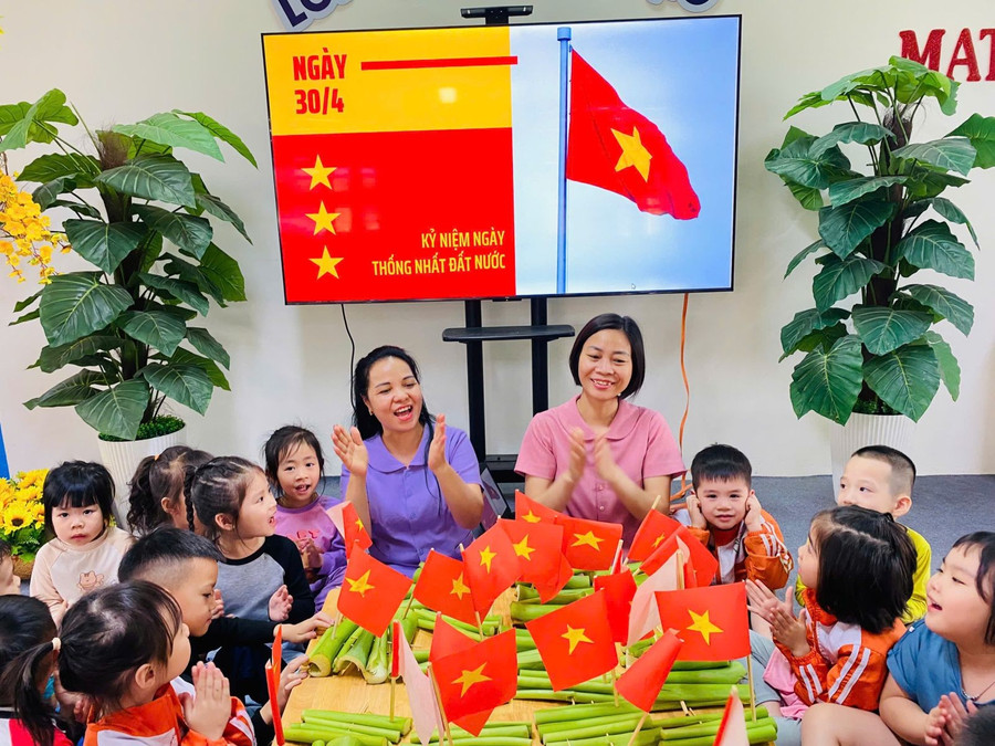Cô trò Trường Mầm non Ngô Quyền với nhiều hoạt động kỷ niệm 50 năm Giải phóng miền Nam. q-4.jpg