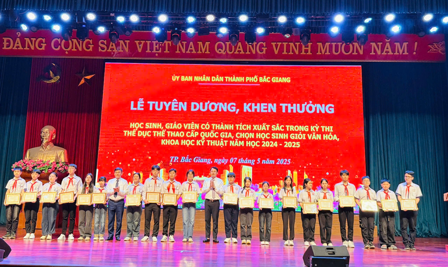 Ông Đỗ Văn Quý - Trưởng phòng GD&ĐT, ông Nguyễn Văn Phái - Phó Trưởng phòng trao thưởng cho MM886 slot game, bắn cá, lô đề, đá gà có thành tích xuất sắc trong MM88 đăng nhập MM886 slot game, bắn cá, lô đề, đá gà giỏi cấp thành phố năm học 2024 - 2025. image1633.png