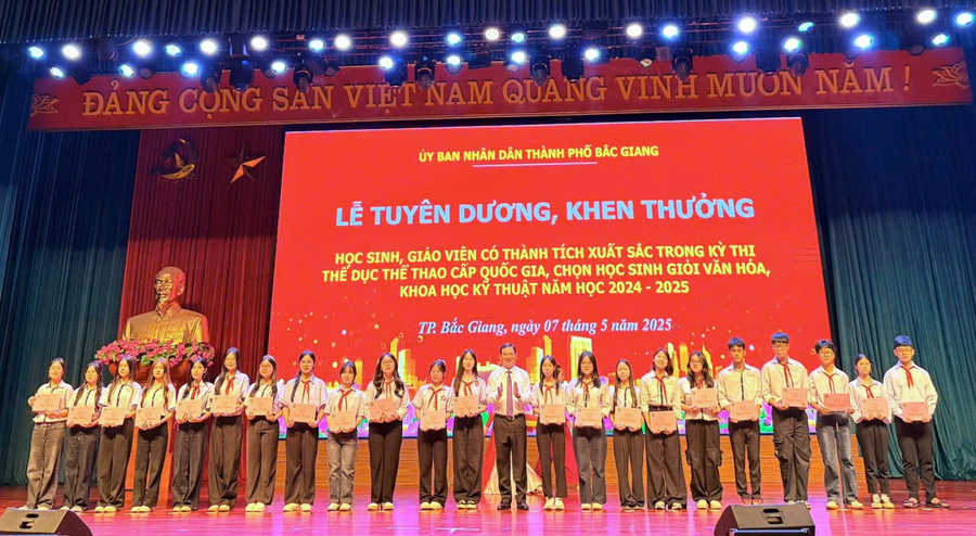 Ông Vũ Trí Hải - Bí thư Thành ủy Bắc Giang trao thưởng cho MM886 slot game, bắn cá, lô đề, đá gà đoạt giải MM886 slot game, bắn cá, lô đề, đá gà giỏi cấp tỉnh. image1615.png